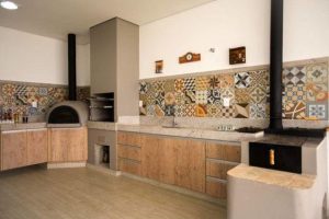 Ambiente churrasqueira premoldada e forno de pizza